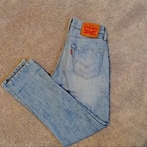 Low waisted straight let Levi’s 511 light denim.